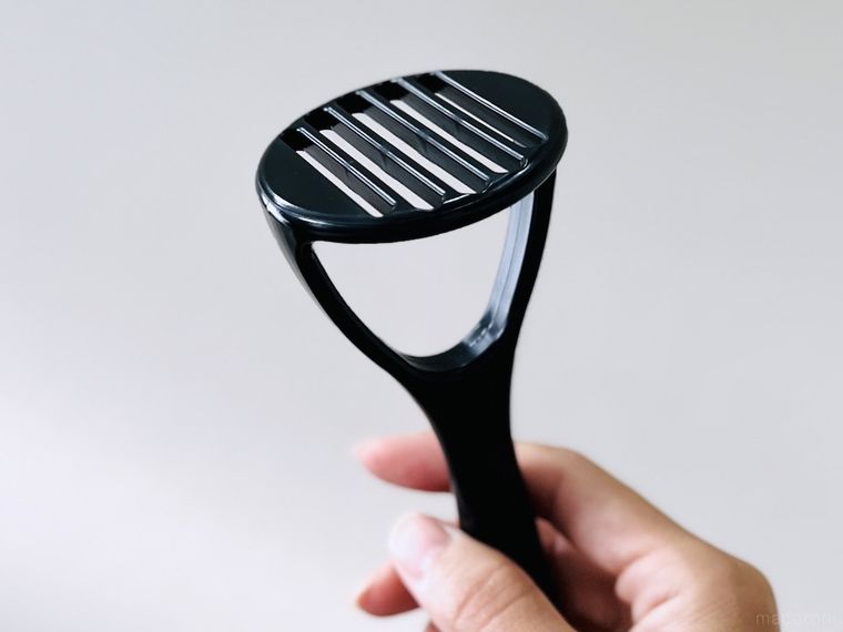 ダイソーのナイロンミニマッシャーを手で持っている様子