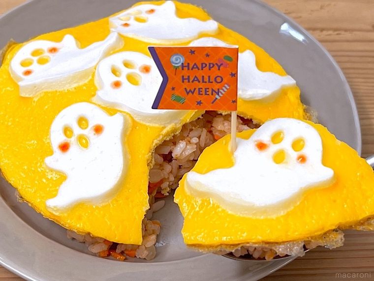 はんぺんで作ったおばけがのったハロウィンオムライス