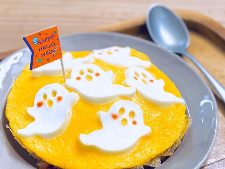 はんぺんで作ったおばけがのったハロウィンオムライス