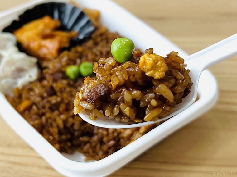 お弁当の黒炒飯をスプーンですくった様子