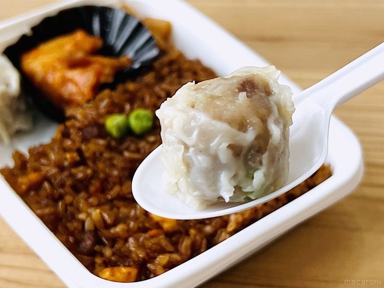 お弁当のシウマイをスプーンですくった様子