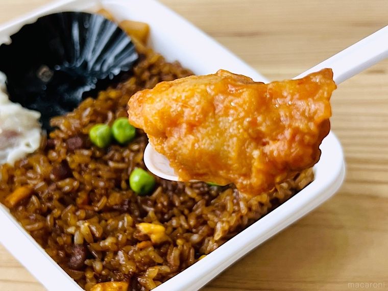 お弁当の鶏のチリソースをスプーンですくった様子