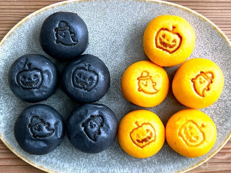 黒シウマイまんとかぼちゃまんを皿に盛り付けた様子
