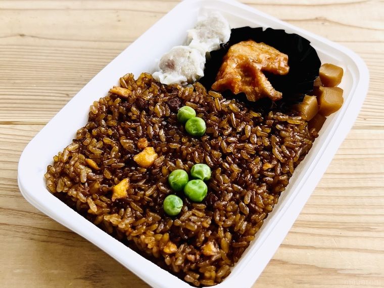 おうちで駅弁シリーズ ハロウィン限定 黒炒飯弁当を開封した様子