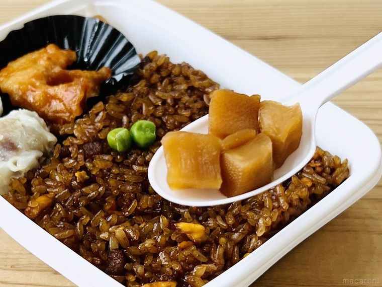 お弁当の筍煮をスプーンですくった様子