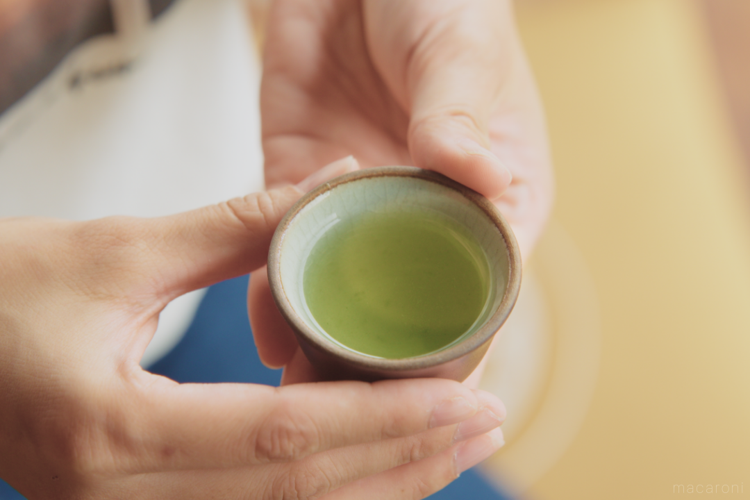 湯呑みのそそ注がれた伊勢茶