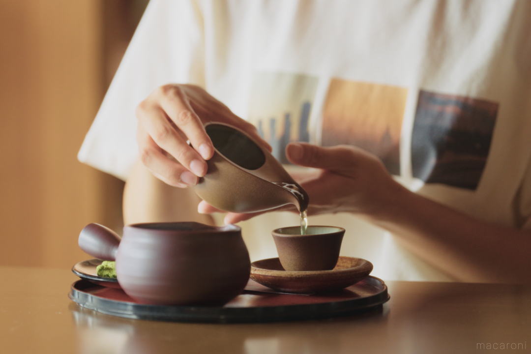 湯呑みにお茶を注ぐ様子
