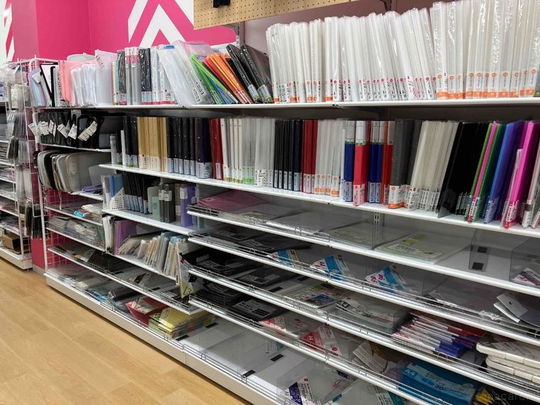 ファイル類が並んでいる棚