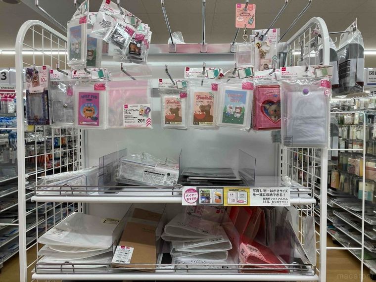 アルバムキーホルダーや小さめのファイルが並んでいる棚