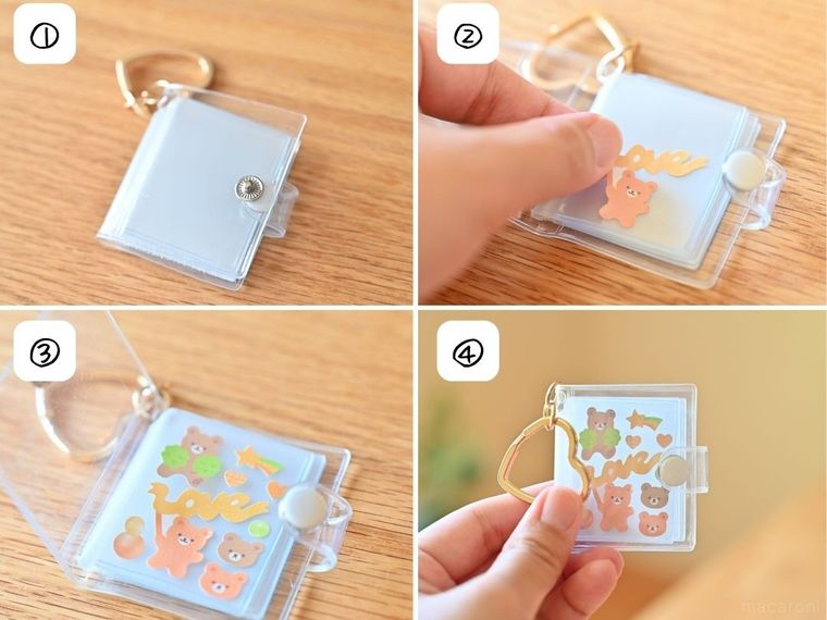 アルバムキーホルダーにシールを貼り付ける様子