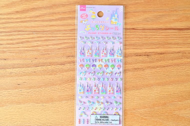 テーブルに置かれたダイソーのぷっちりシール