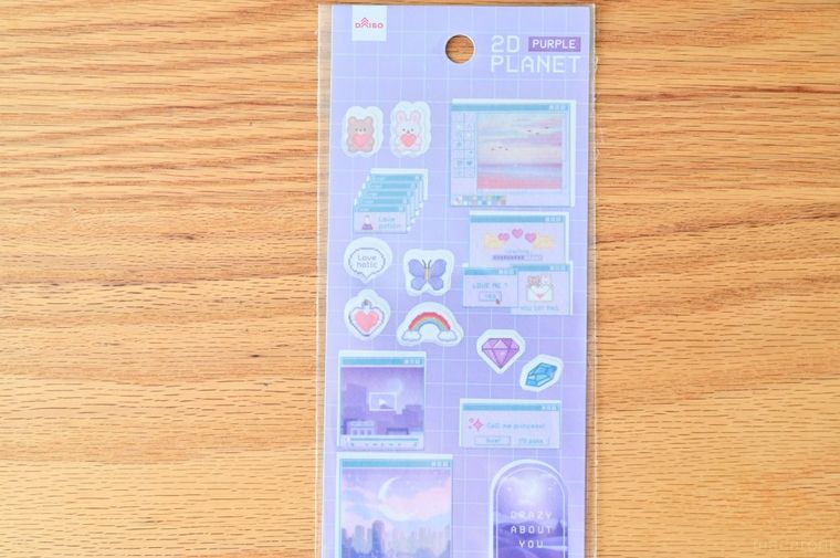 テーブルに置かれたダイソーのシートシール2Dプラネット