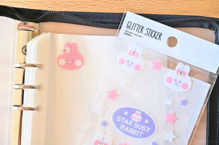 ダイソーファンシーデコラとうさぎのシールを貼ったシール帳