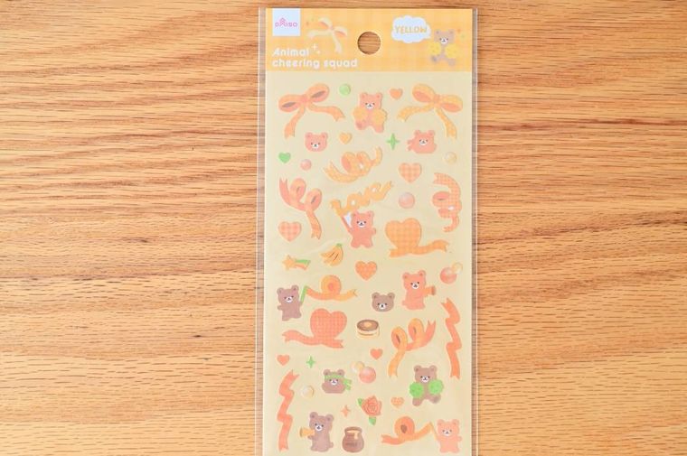 テーブルに置かれたダイソーのシートシールアニマル応援団