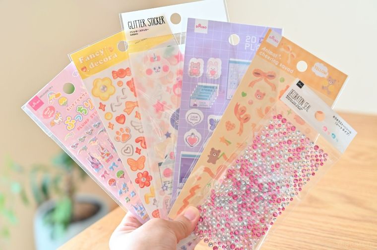 ダイソーのシール6種類を手に持っている