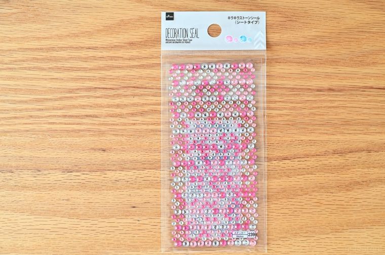 テーブルに置かれたダイソーのキラキラストーンシール