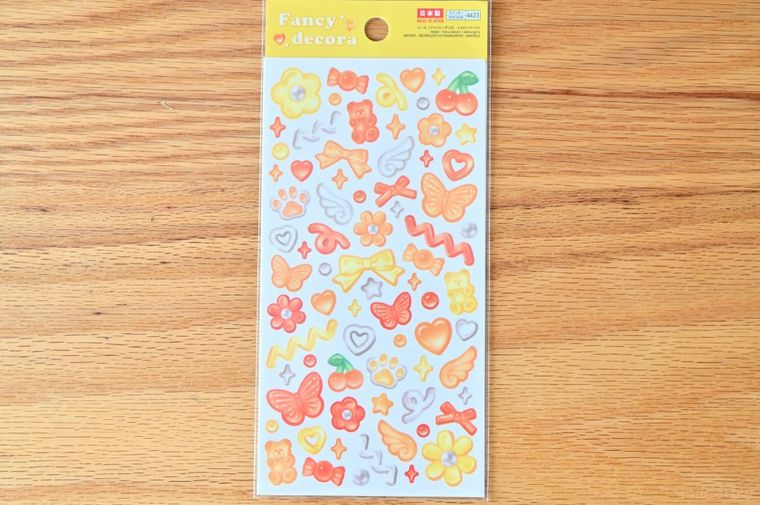 テーブルに置かれたダイソーのファンシーデコラ