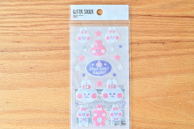 テーブルに置かれたダイソーのグリッターステッカー