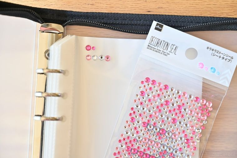 ダイソーキラキラストーンシールと複数のシールを貼ったシール帳