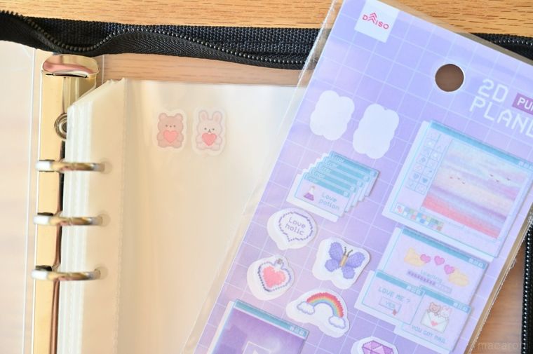 ダイソーシートシール2Dプラネットと2枚のシールを貼ったシール帳