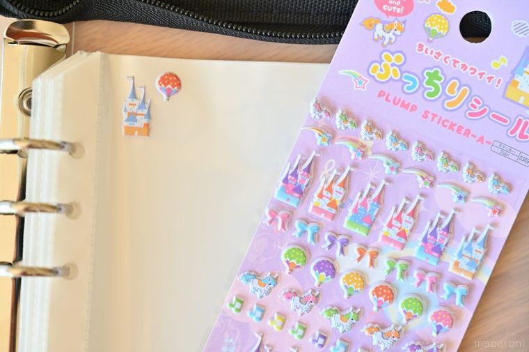 ダイソーぷっちりシールと2枚のシールを貼ったシール帳