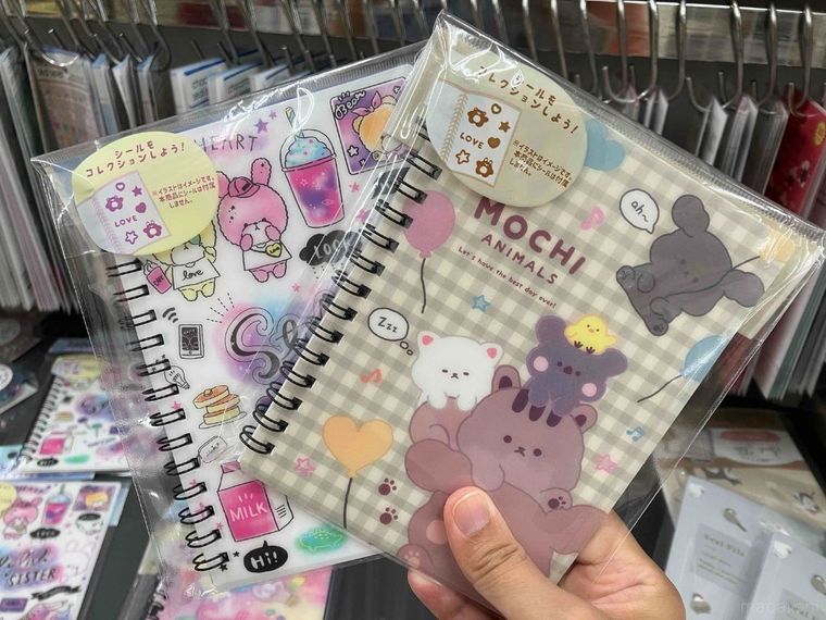 手に持っている2種類のシール帳