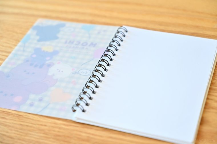 シール帳を開いている