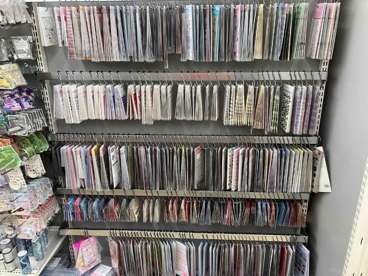 シールがずらっと並んでいる棚