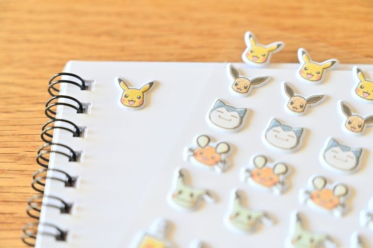 ポケモンのシールを貼ったシール帳
