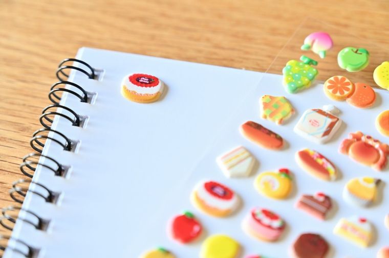 ケーキの立体シールを貼っているシール帳