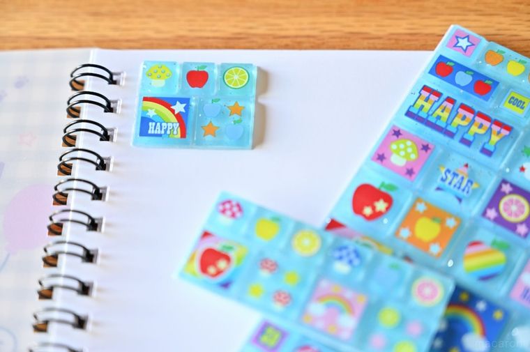 青いタイルシールを貼ったシール帳