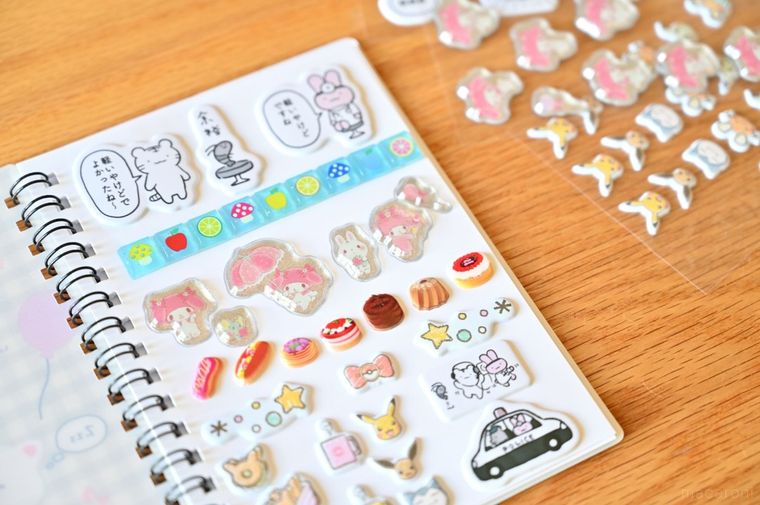 ページ一面にシールを貼ったシール帳