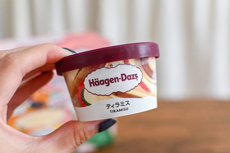 アイスのカップを持っているところ