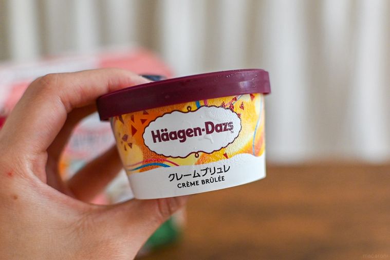 アイスのカップを持っているところ