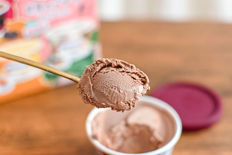 アイスをスプーンですくっているところ