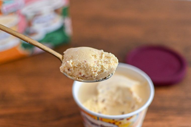 アイスをスプーンですくっているところ