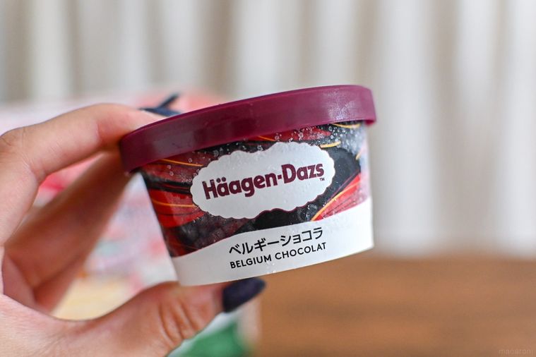 アイスのカップを持っているところ