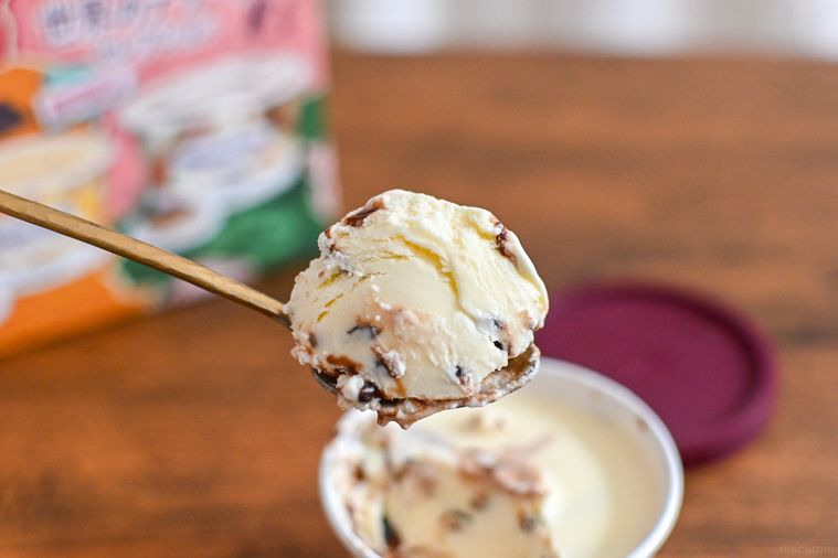 アイスをスプーンですくっているところ