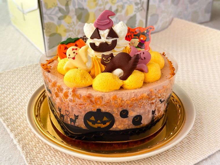 ハロウィン かわいいオバケのデコレーション14cmがテーブルの上に置かれている様子