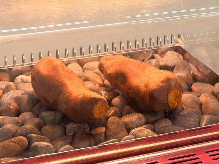 ファミリーマートの店内で焼かれた焼きいもの様子