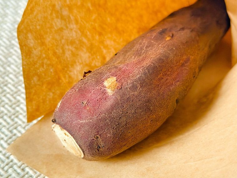 袋から取り出したファミリーマートの焼きいも