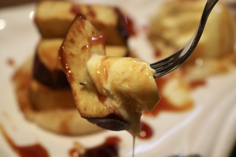 さつまいもとバニラアイスとカラメルソース