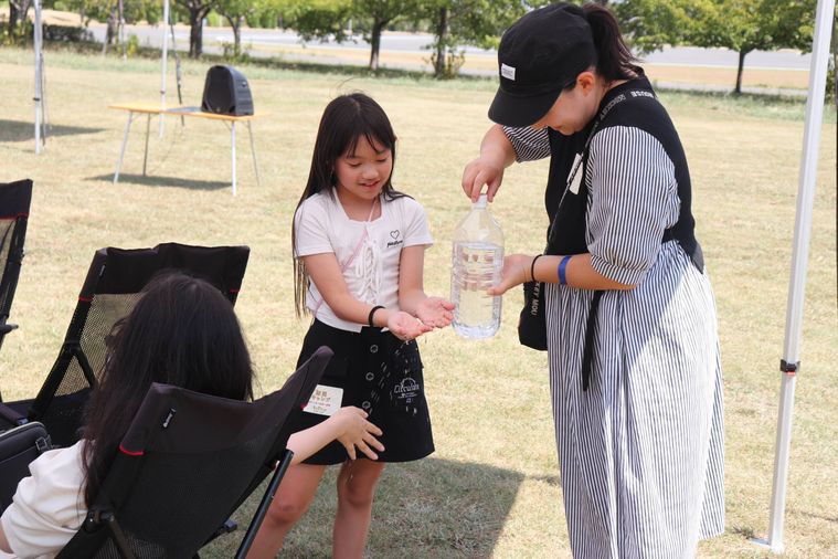 ペットボトルシャワーを使っている様子