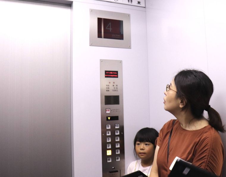 地震体験ができるエレベーターにのっている様子