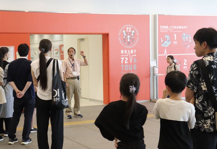 スタッフが説明している様子