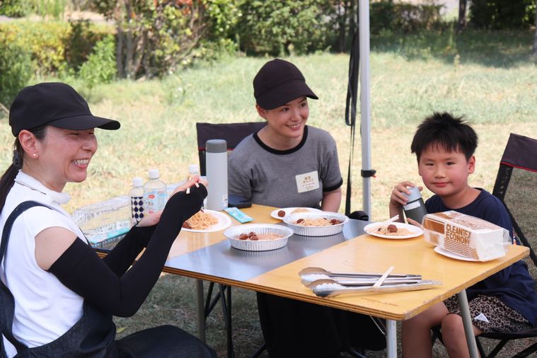 笑顔で食べている様子