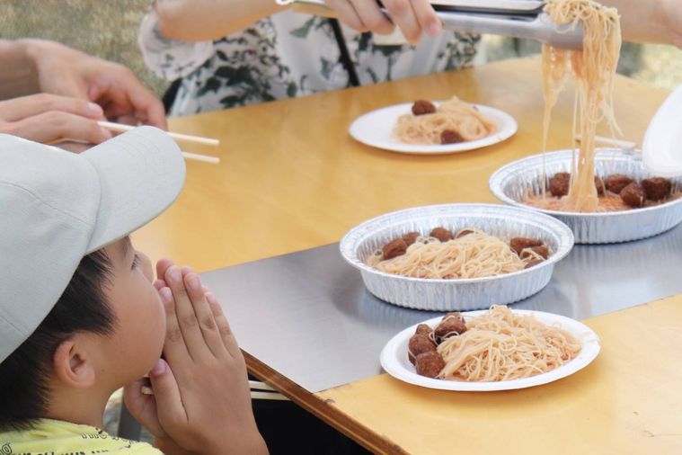 男の子がいただきますしている様子