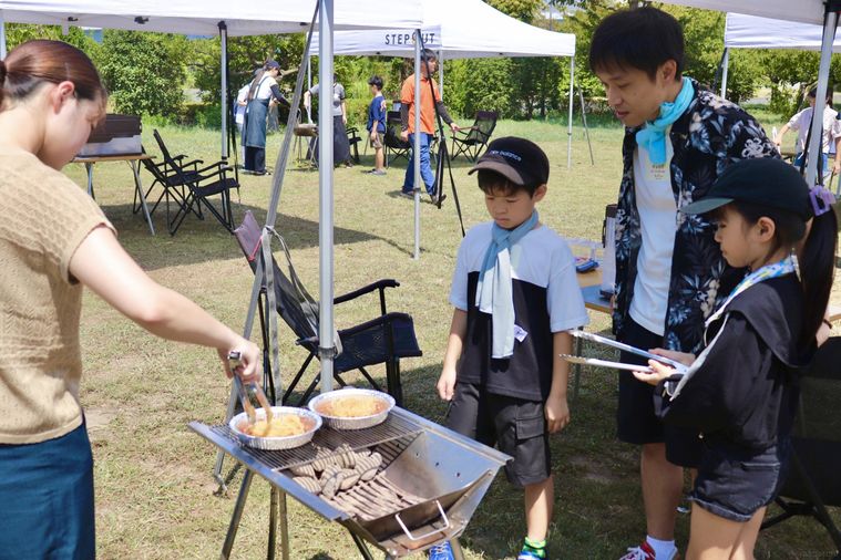 家族で調理している様子