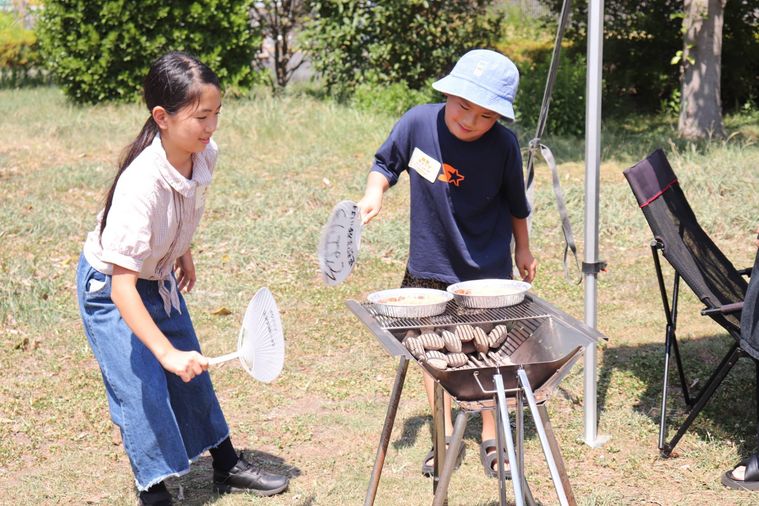 うちわで火を起こしている様子