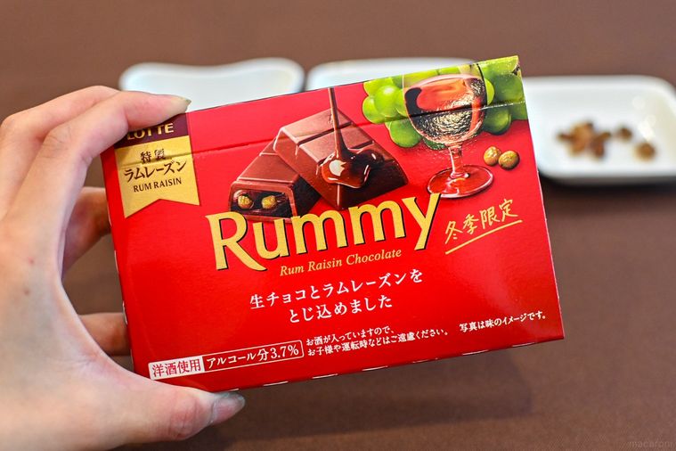 チョコレートの箱を持っているところ